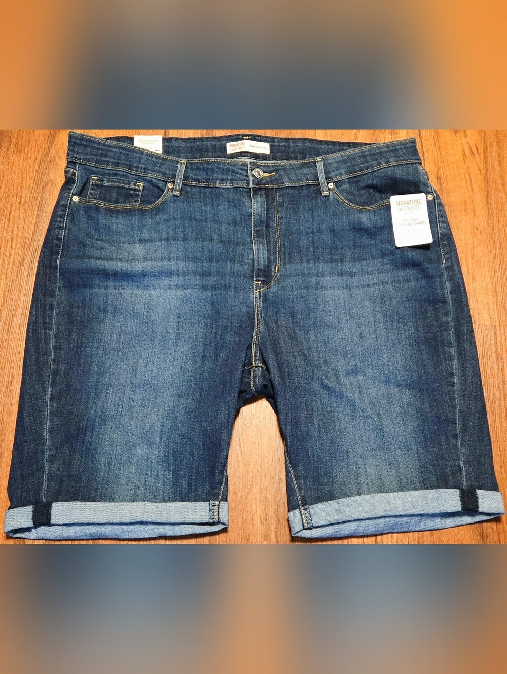 NWT WOMEN'S  LEVI STRAUSS SIGNATURE BERMUDA SHORTS, SIZE 20